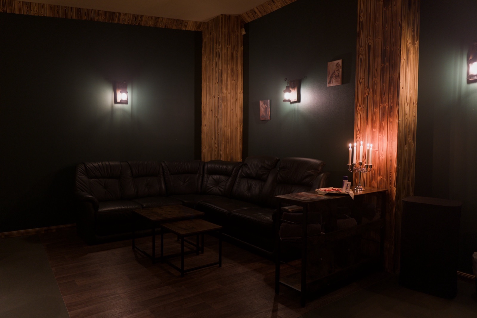Gemuetlicher Sitzbereich mit Ledersofa